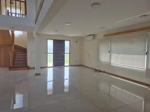Casa 5 ambientes con 4 baños