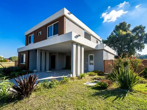 Casa en Venta con 2 cocheras