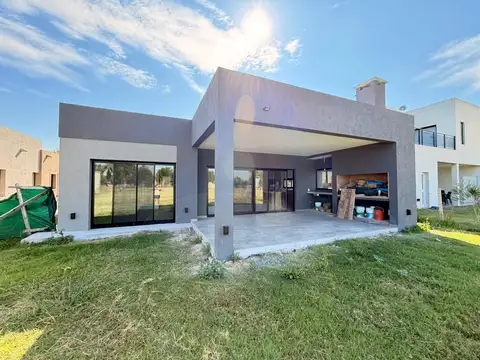 Casa 5 ambientes con 2 baños