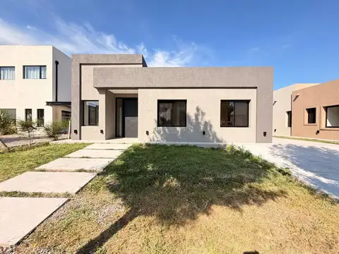 Casa a la venta en una planta sobre lote central en Santo Tomas