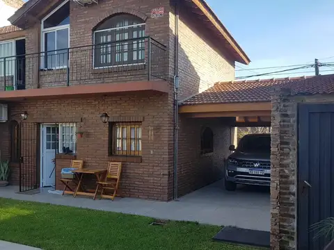Casa 4 ambientes con 2 baños