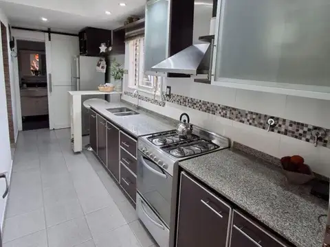 CASA EN LOTE PROPIO DE 3 AMB CON COCHERA