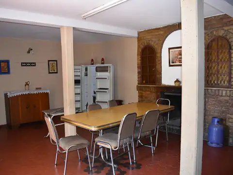 Casa 8 ambientes con 2 baños