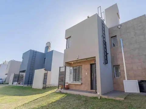 Casa de pasillo en  Venta Fisherton 2 dormitorios con Jardín