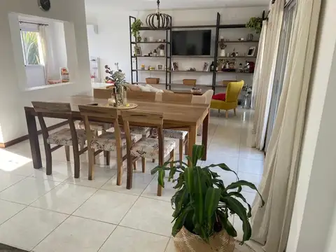 Casa en Alquiler con 5 cocheras