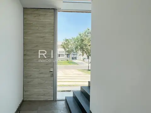 Casa en Venta en Pilar del Este - San Ramon, USD 295.000