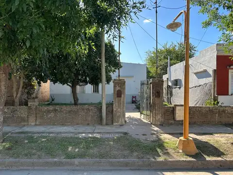 VENTA CASA 2 dormitorios en San Carlos Sud.-