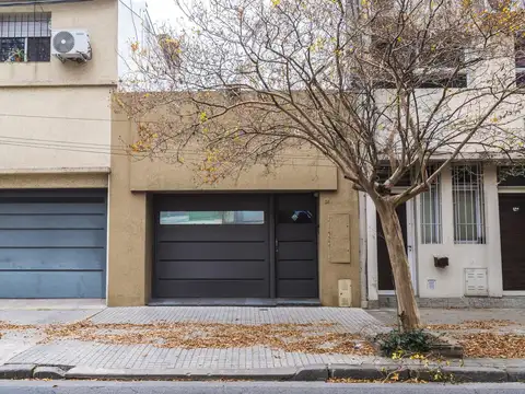 VENTA - CASA APTA CREDITO/PERMUTA TRES DORMITORIOS Y DOS COCHERAS - REP. DE LA SEXTA.