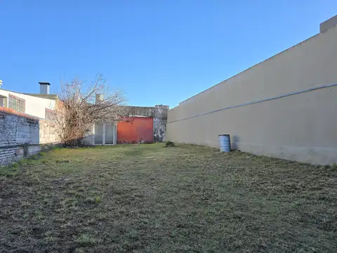 Lote de 433m2 con depósito de 144m2 - Dorrego y Laprida