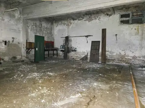 Lote de 433m2 con depósito de 144m2 - Dorrego y Laprida