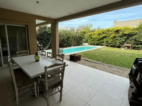 Excelente casa en venta en barrio cerrado Las Orquídeas - se acepta propiedad en pago
