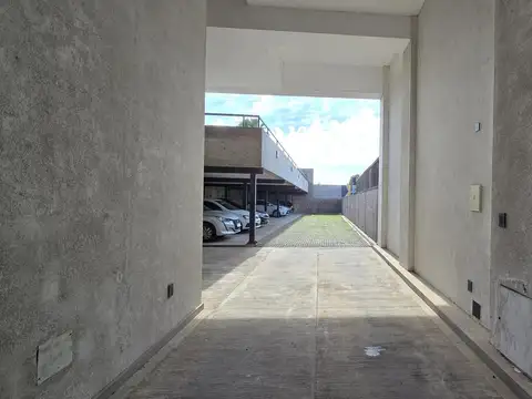 COCHERA FIJA, SUPERFICIE SEMICUBIERTA APTA AUTO - CAMIONETAS EN AV. GALICIA 2170