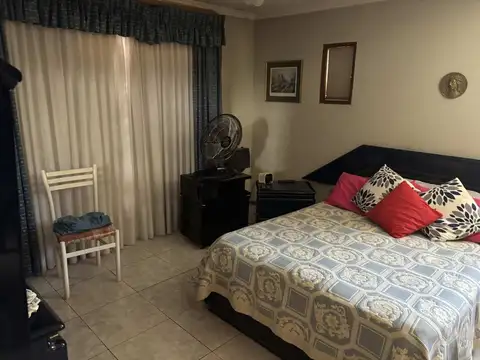 Casa 6 ambientes con 2 baños