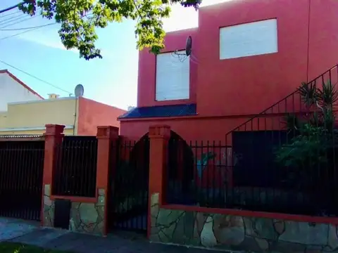 CASA DE CON AMBIENTES AMPLIOS EN MUY BUENA UBICACION