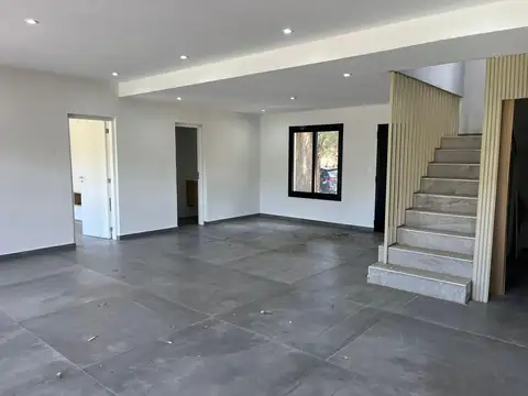 Casa en Alquiler con 2 cocheras
