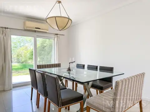 Casa en Alquiler con 2 cocheras