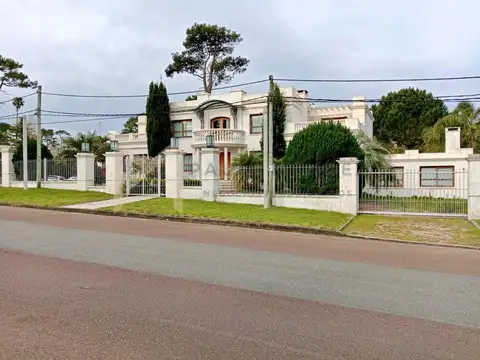 Casa en Venta con 4 cocheras