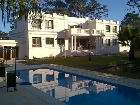 Casa 8 ambientes con 7 baños