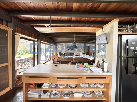 Casa en Alquiler con 2 cocheras