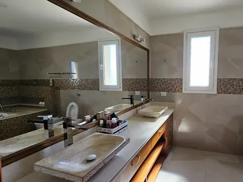 Chacra con Imponente Casco en Tres Sargentos