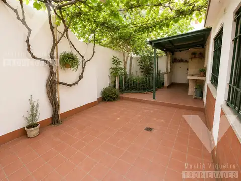 CASA EN LOTE PROPIO CON PATIO, TERRAZA Y GRAN POTENCIAL DE RECICLAJE
