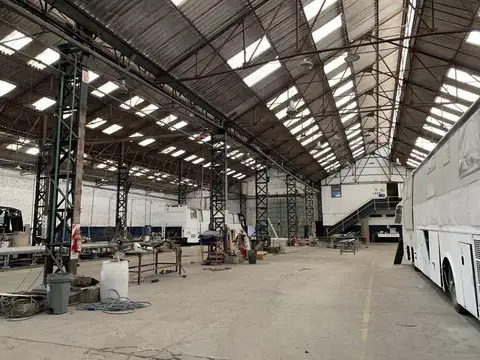 Establecimiento industrial desarrollado s/ sup. de  2500 m2,  con salida a tres calles.