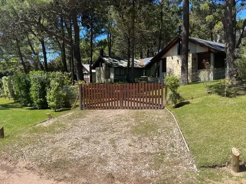 OPORTUNIDAD CASA DE CATEGORÍA EN BARRIO LA HERRADURA - PINAMAR