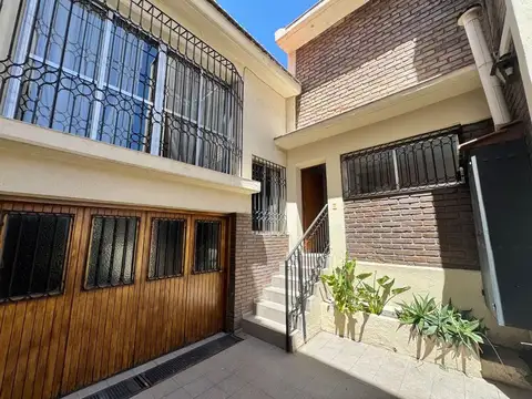 Casa en Venta con 3 cocheras