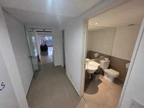Oficina 8 ambientes con 4 baños