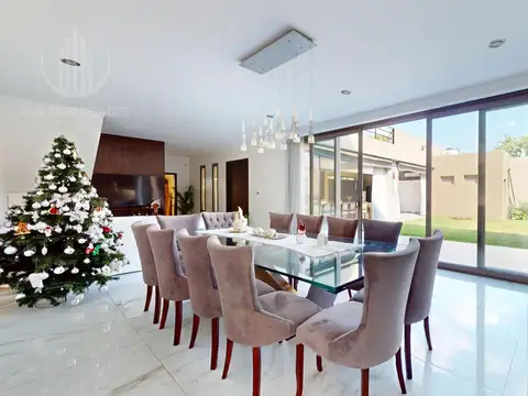 Casa en Venta con 2 cocheras