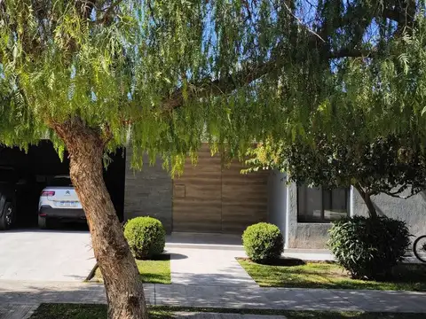 CASA EN VENTA BARRIO PRIVADO MAIPU