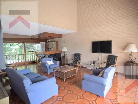 Espectacular casa en Punta Chica, con piscina, parrila y gran arboleda!