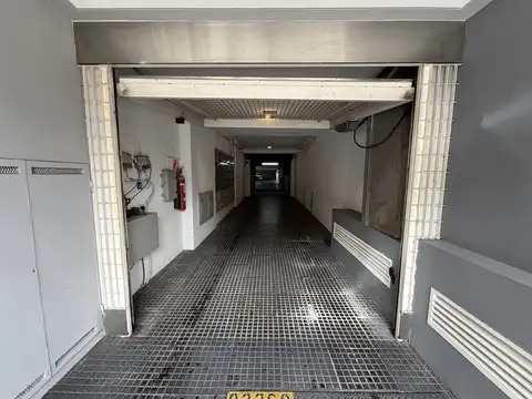 SEIS COCHERAS CONSECUTIVAS EN VENTA FIJAS ,CUBIERTAS, ESPACIOSAS. DE FACIL ACCESO Y MANIOBRABILIDAD. UBICADAS EN PLANTA BAJA.