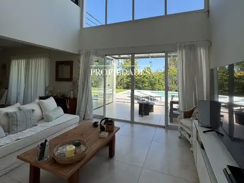 Venta de Casa en Ayres Plaza, 3 dormitorio más escritorio grande en Pilar