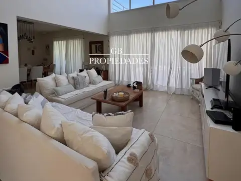 Venta de Casa en Ayres Plaza, 3 dormitorio más escritorio grande en Pilar