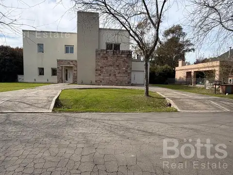 Casa 5 ambientes con 4 baños