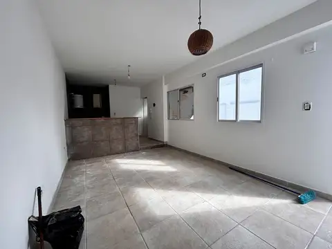 Venta PH de 1 Ambiente y Medio 1° piso por escalera - Sin Expensas - Versalles