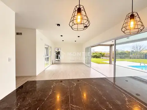 Casa 4 ambientes con 3 baños