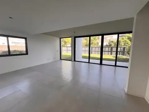 Departamento 4 Ambientes   Dependencia con Jardín en Nuevo Beccar Central