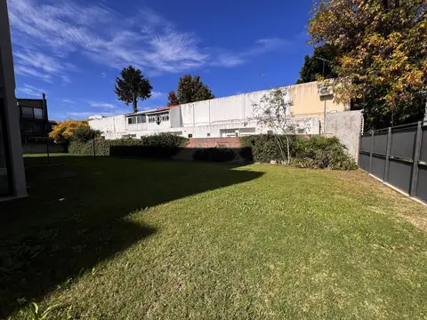 Departamento 4 Ambientes   Dependencia con Jardín en Nuevo Beccar Central