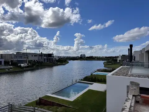 Casa 5 ambientes con 6 baños