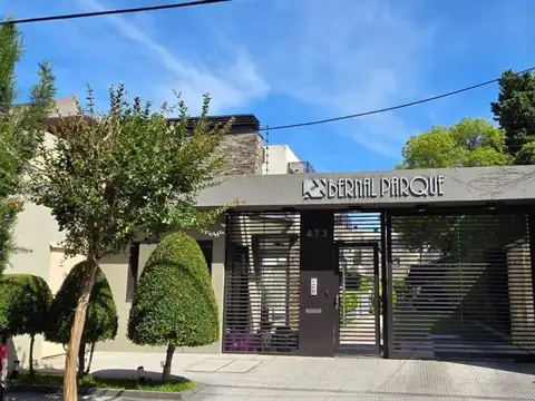 Casa en venta tipo Triplex de 4 Ambientes con 2 cocheras en Complejo Bernal Parque