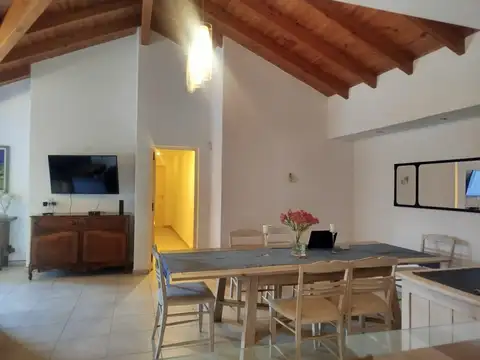 Casa en Alquiler con 2 cocheras