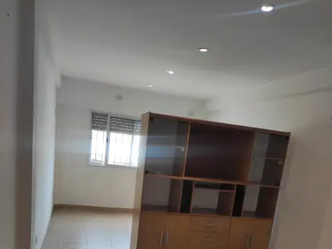 Depto mono divisible al frente 30mts