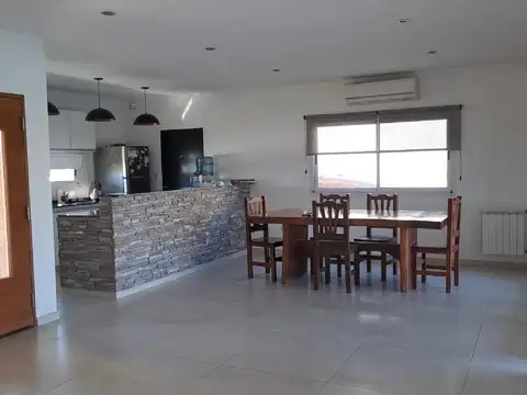Casa 4 ambientes con 3 baños