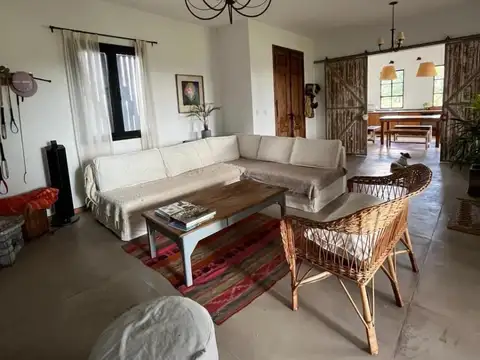 Casa 4 ambientes con parrilla, galería y pileta | Chacras de La Trinidad