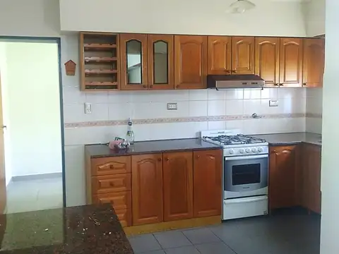 Casa 6 ambientes con 2 baños