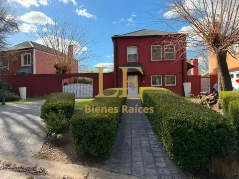 VENTA CASA CON PILETA , CASITAS DEL BOSQUE , SEPTIEMBRE .