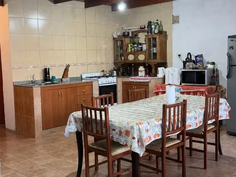 Casa 7 ambientes con 2 baños