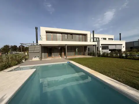 Casa 7 ambientes con 5 baños
